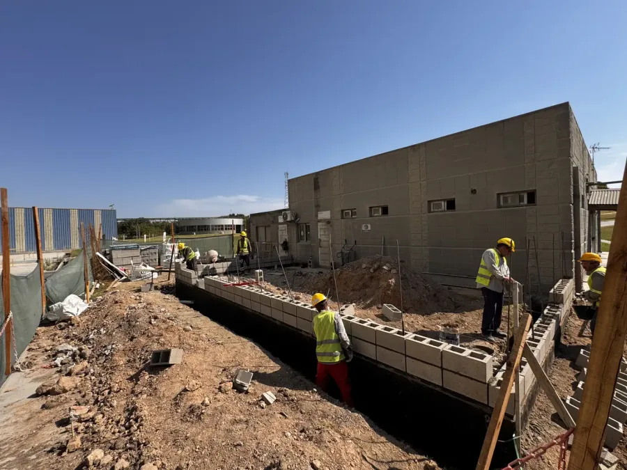 Ampliación y reforma de vestuarios de embolsadora — Campana, foto 8